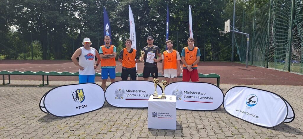 Zdjęcie drużyny The Bills II - zdobywcy III miejsca w Turnieju Koszykówki 3x3 - ceremonia wręczenia pucharu.