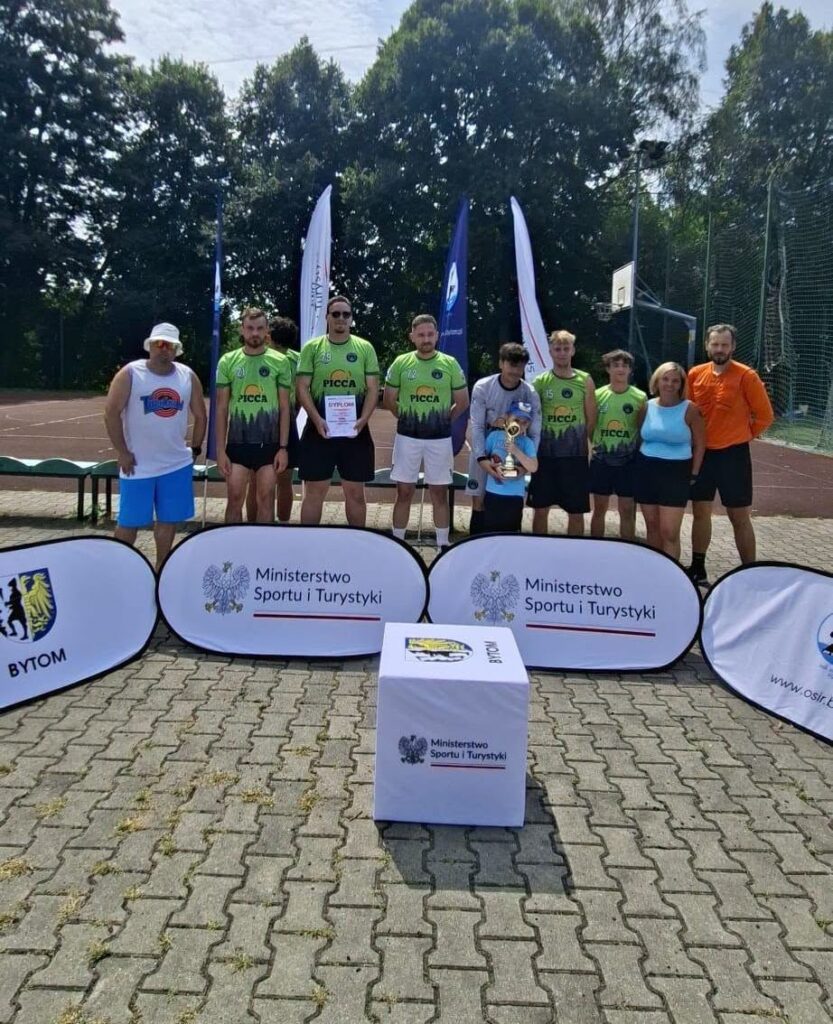 Zdjęcie drużyny FC Świerklaniec - zdobywcy I miejsca w Turnieju Koszykówki 3x3 - ceremonia wręczenia pucharu.