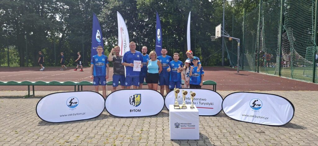 Zdjęcie drużyny biorącej udział w Turnieju "Orlikowy Półmetek Wakacji" - podczas rozgrywek