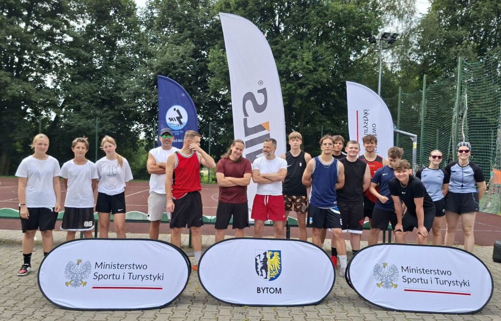 Zdjęcie drużyn biorących udział w Turnieju "Orlikowy Półmetek Wakacji" - Koszykówka 3x3