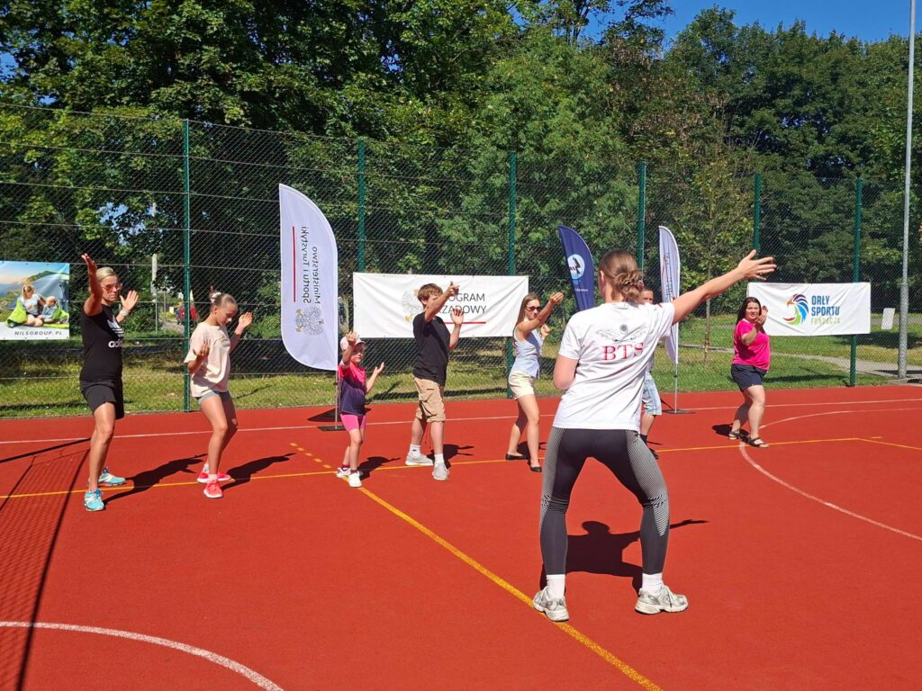 Uczestnicy Akcji Lato w Mieście na Orliku -BTS Szermierka
